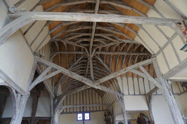 Intérieur : vue d'ensemble de la charpente