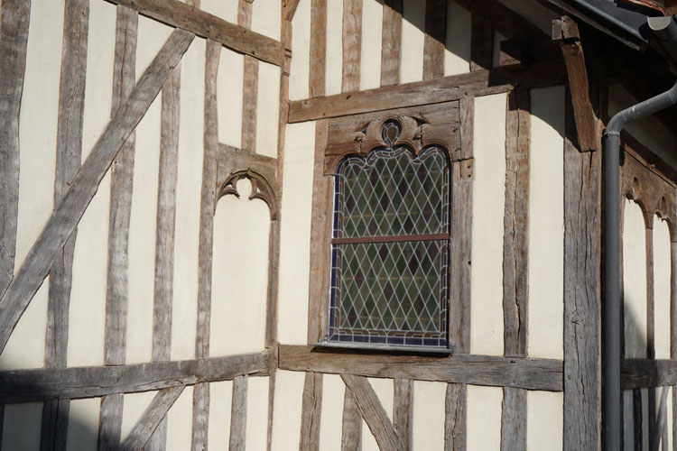 Façade sud-est : pans de bois et baies