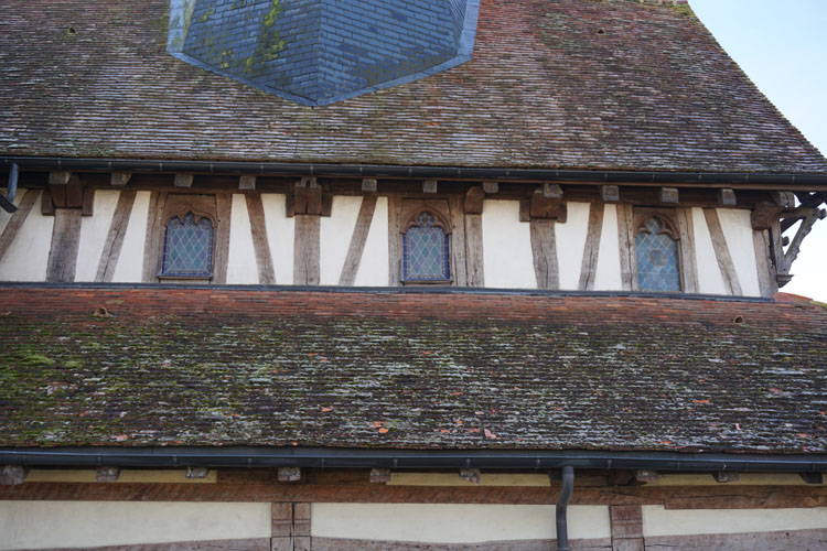 Façade nord-ouest : pans de bois et baie