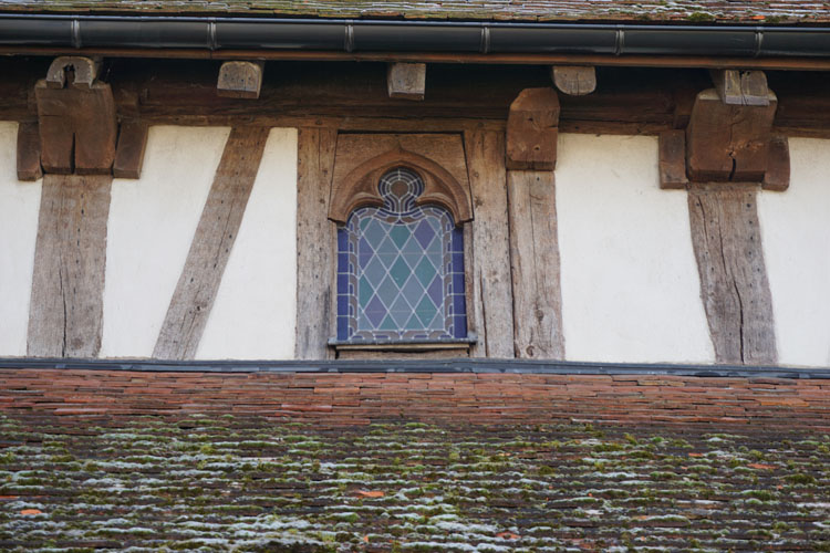 Façade nord-ouest : pans de bois et baie