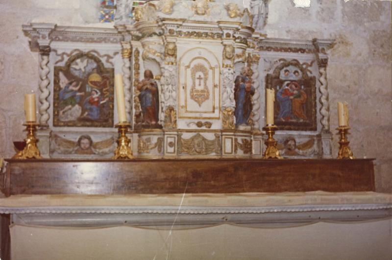 Tabernacle orné de deux bas-reliefs : l'Annonciation et la Visitation