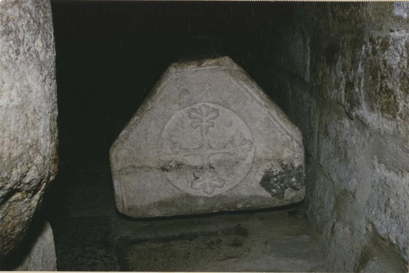 couvercle de tombeau à deux versants et sommet plat (sarcophage)