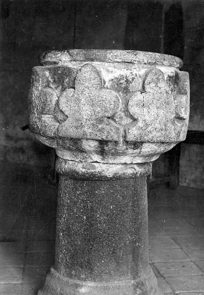 bénitier (?), fonts baptismaux (?), vue générale