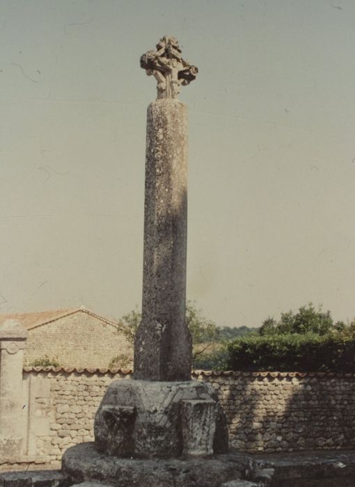 élément d'architecture : croix monumentale