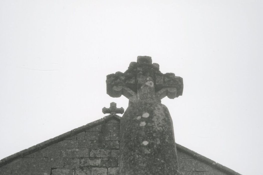 élément d'architecture : croix, vue partielle