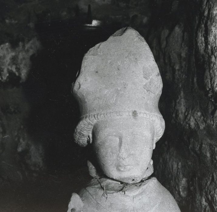 statue : évêque, vue partielle