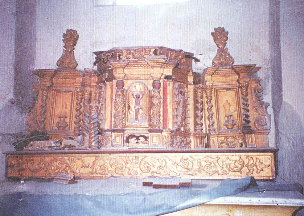 Autel-tombeau, tabernacle à ailes, gradins