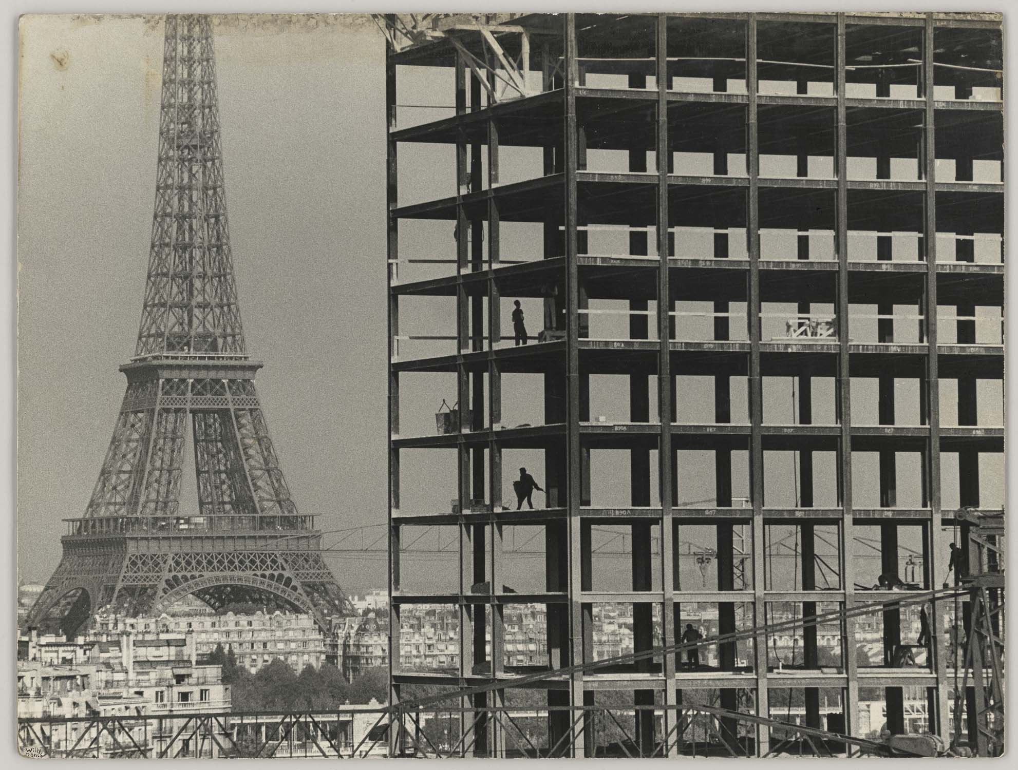 Constructions neuves. La maison de l'ORTF depuis un immeuble de la rue Jean-de-La-Fontaine, Paris, 1959