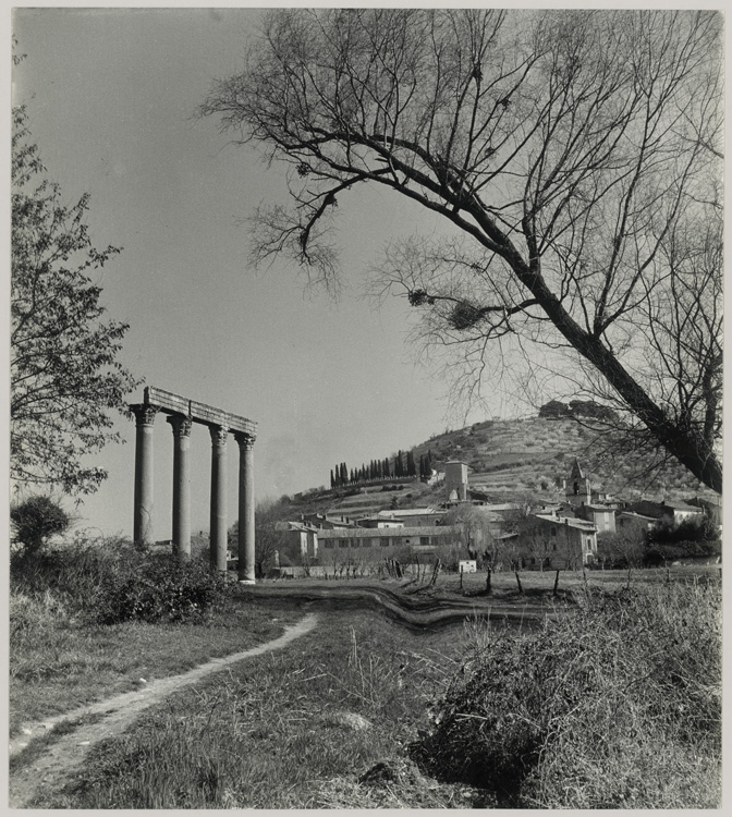 Riez (Basses-Alpes), 1953 ; [Colonnes romaines]