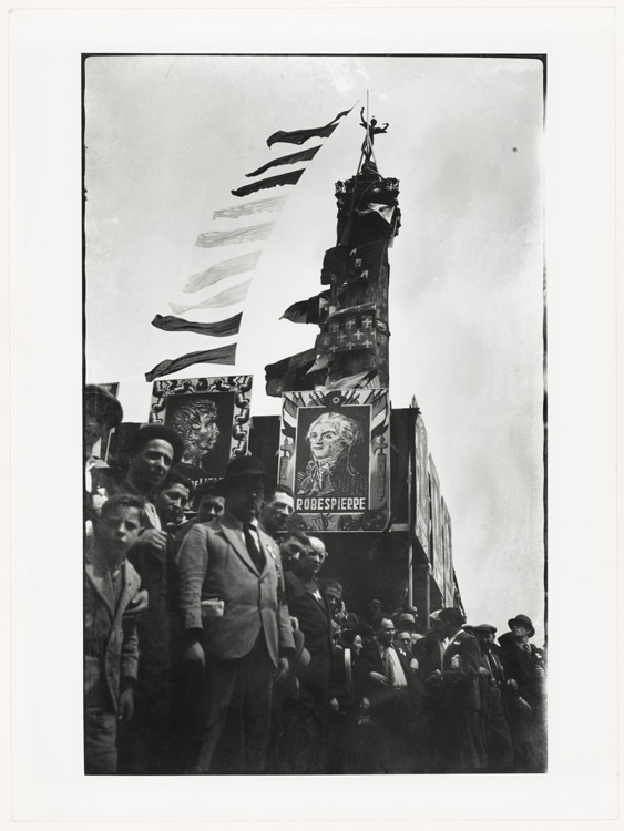 Défilé de la victoire du Front populaire, place de la Bastille, Paris, 14 juillet 1936 ; [Colonne de la Bastille décorée]