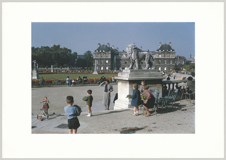 Jardin du Luxembourg, Paris, 1958 ; [Statue de lion et enfants]