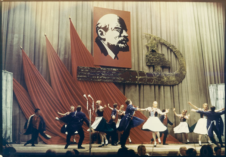 Ensemble sorabe de la région de Lusace, au cours d'une soirée commémorative du 50e anniversaire de la révolution d'Octobre, Dresde (RDA), 1967