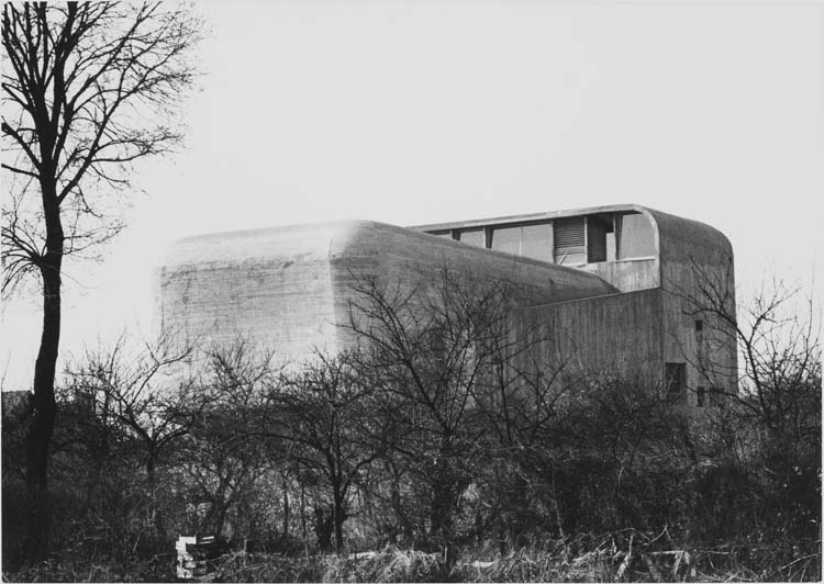 Chevet du bâtiment vu depuis un terrain vague