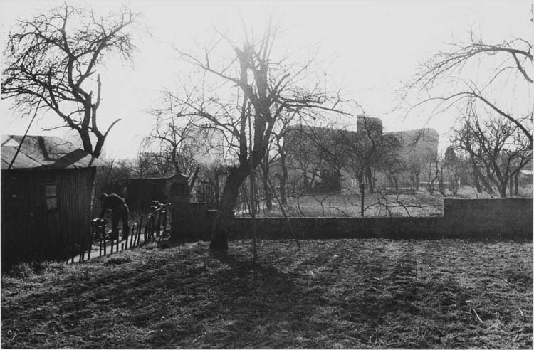 Chevet de l’église vu depuis un jardin ouvrier