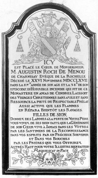 plaque commémorative du coeur de l'évêqueAugustin Roch de Menou, vue générale - © Ministère de la Culture (France), Médiathèque du patrimoine et de la photographie (objets mobiliers), tous droits réservés