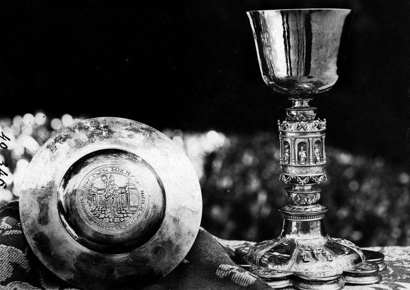 calice et patène dits de Richelieu, vue générale - © Ministère de la Culture (France), Médiathèque du patrimoine et de la photographie (objets mobiliers), tous droits réservés