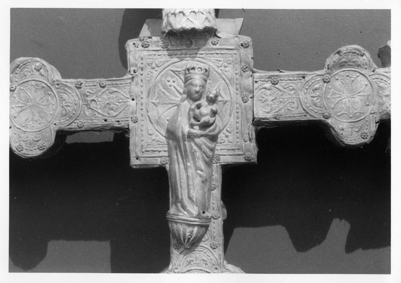 croix de procession, avec une représentation de la Vierge à l'Enfant, détail