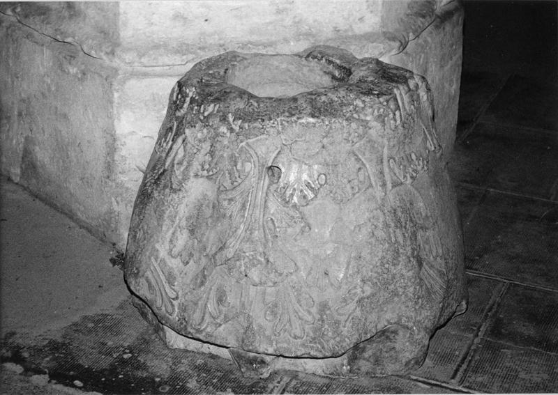 chapiteau, bénitier, détail