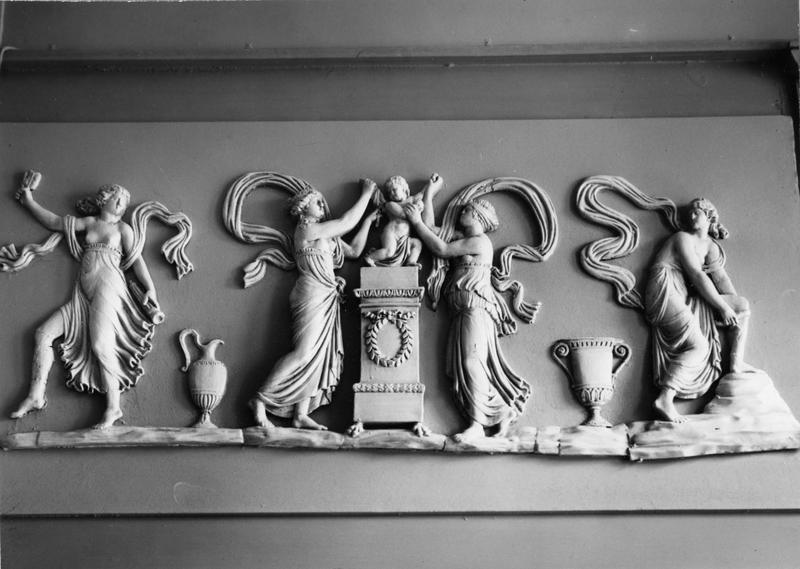 décor intérieur, bas-relief en dessus-de-porte