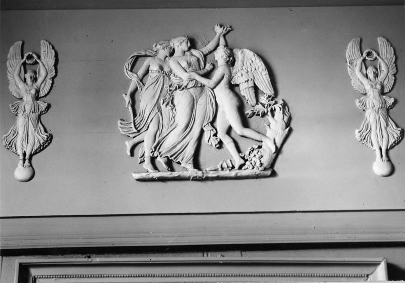 décor intérieur, bas-relief en dessus-de-porte