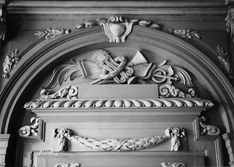 décor intérieur, bas-relief en dessus-de-porte