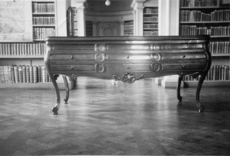 table de collectionneur : coquillier, dit vitrine Lafaille - © Ministère de la Culture (France), Médiathèque du patrimoine et de la photographie (objets mobiliers), tous droits réservés