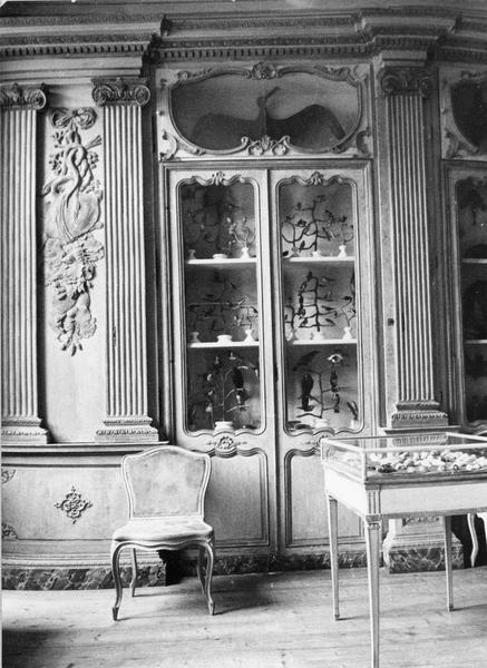 armoire, chaise, lambris de revêtement - © Ministère de la Culture (France), Médiathèque du patrimoine et de la photographie (objets mobiliers), tous droits réservés