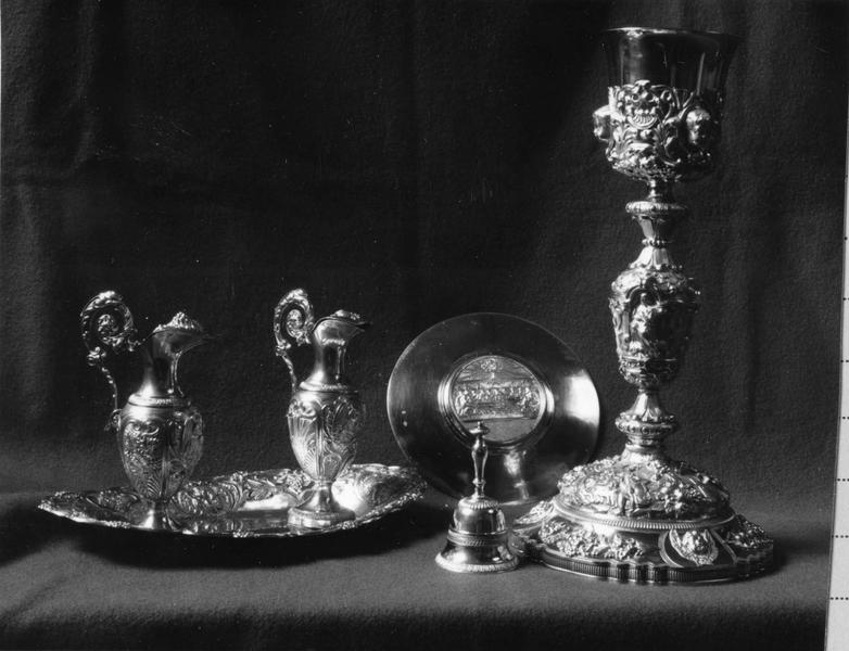 calice, patène, deux burettes, plateau à burettes, sonnette d'autel - © Ministère de la Culture (France), Médiathèque du patrimoine et de la photographie (objets mobiliers), tous droits réservés