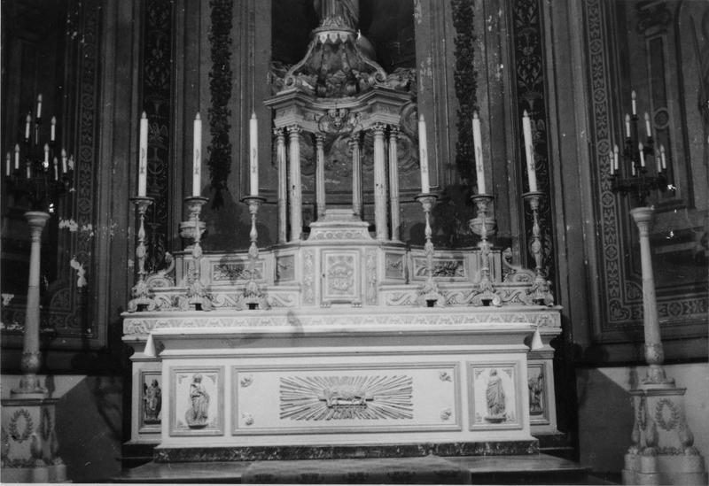 autel, tabernacle, gradin, deux crédences, six chandeliers, deux porte-cierges, deux torchères - © Ministère de la Culture (France), Médiathèque du patrimoine et de la photographie (objets mobiliers), tous droits réservés