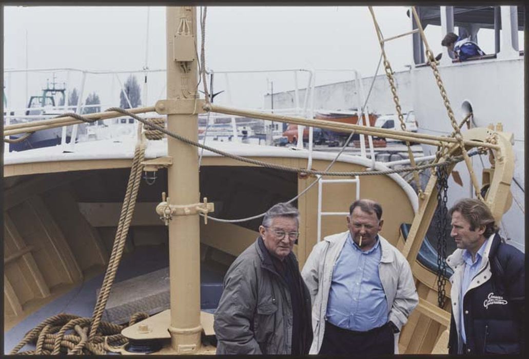 bateau de pêche au filet : Chalutier pêche latérale dit Manuel Joël, vue partielle