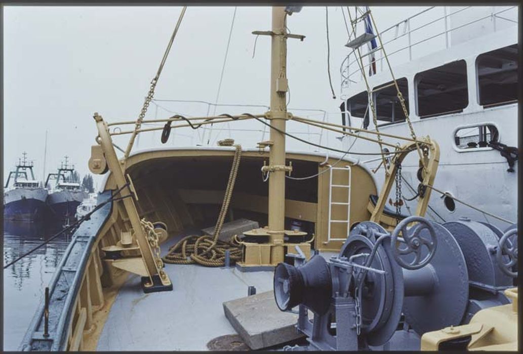 bateau de pêche au filet : Chalutier pêche latérale dit Manuel Joël, vue partielle