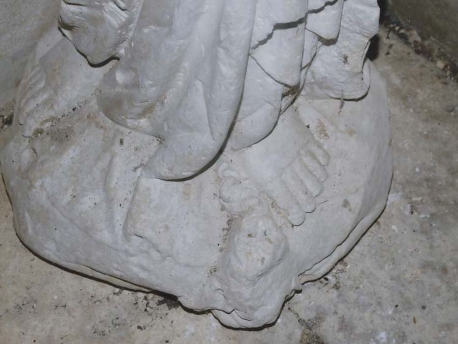 statue (fragment) : détail des pieds