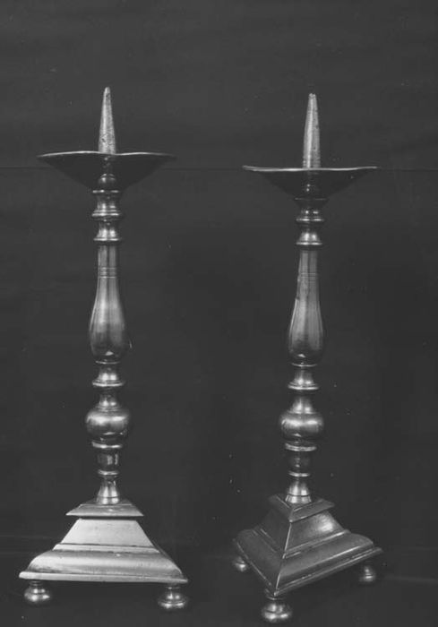 deux chandeliers d'autel