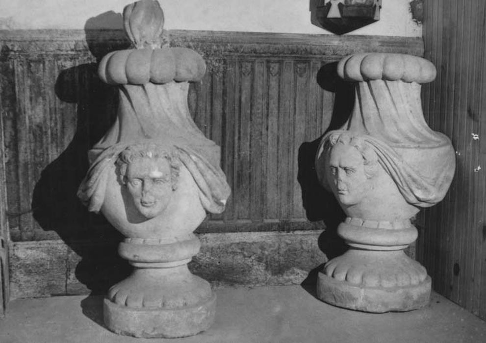 deux sculptures (pots à feu)