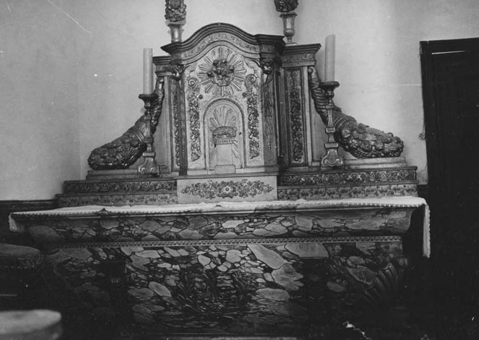 ensemble comprenant l'autel avec le tabernacle et deux chandeliers d'autel (garniture d'autel)