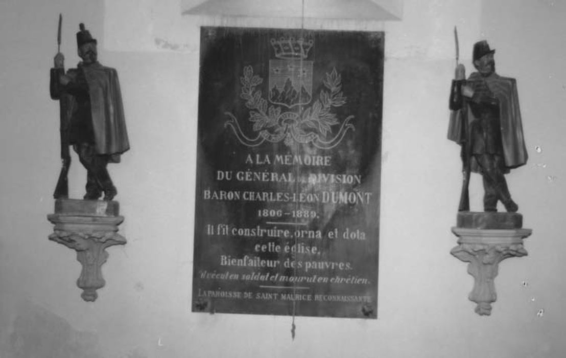monument commémoratif de la guerre de 1870 avec trophée militaire, deux plaques commémoratives et quatre statues (statuettes) : Soldats (partie basse) - © Ministère de la Culture (France), Médiathèque du patrimoine et de la photographie, diffusion GrandPalaisRmn Photo