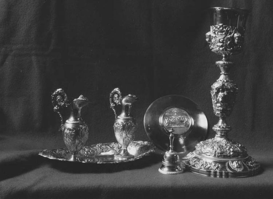 chapelle comprenant calice, patène, 2 burettes, plateau à burettes, sonnette d'autel - © Ministère de la Culture (France), Médiathèque du patrimoine et de la photographie, diffusion GrandPalaisRmn Photo
