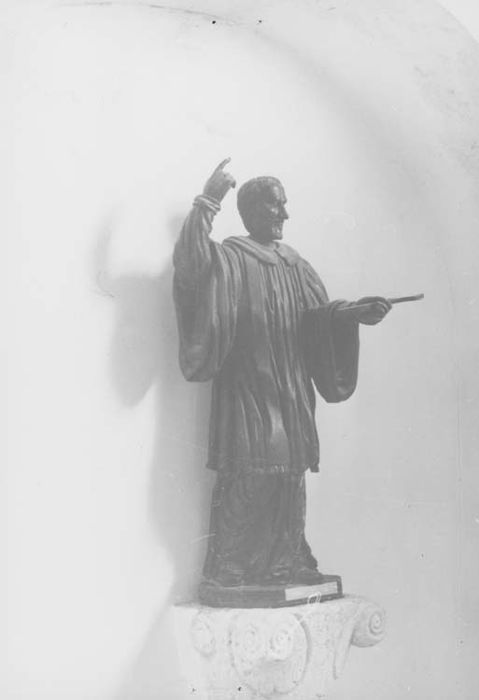 statue : Saint Vincent de Paul, chapiteau (socle de la statue)