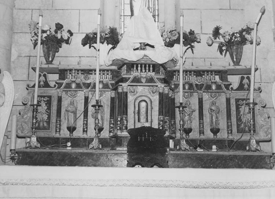 autel, tabernacle à exposition et quatre statues (statuettes)