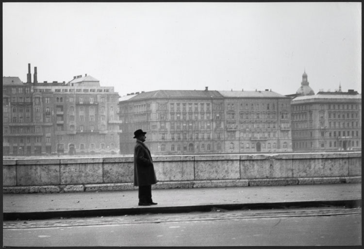 Homme immobile sur un quai