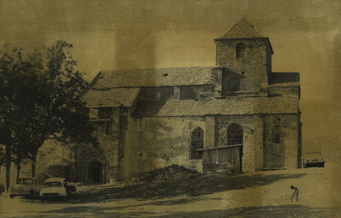 Eglise Saint-Pierre de Bredons : Façade latérale sud, vue générale