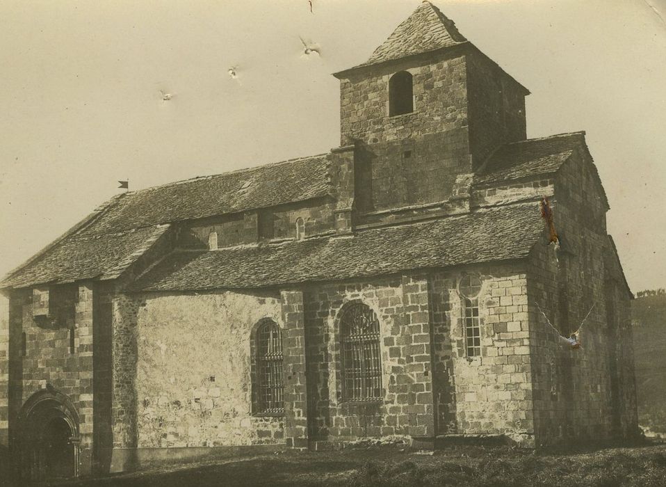 Eglise Saint-Pierre de Bredons : Façade latérale sud, vue générale