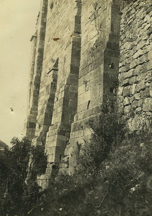 Eglise Saint-Pierre de Bredons : Façade occidentale, détail des contreforts