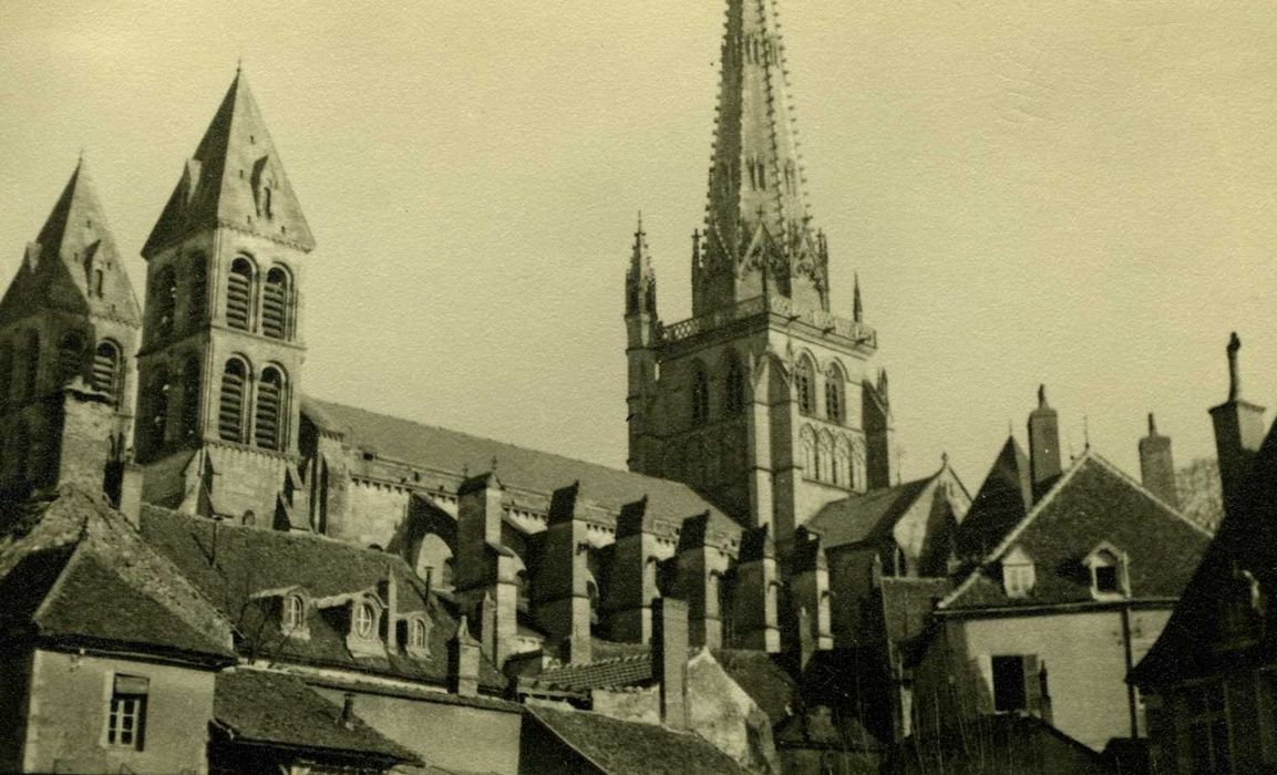 vue partielle de la cathédrale dans son environnement depuis l’Est