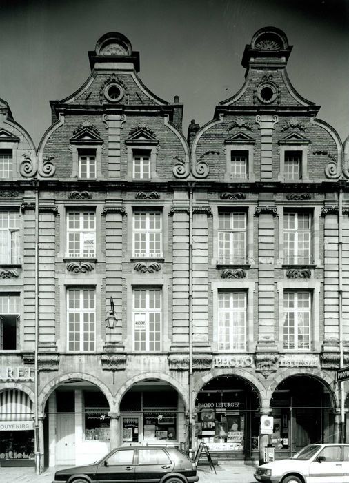 vue générale des façades sur la place