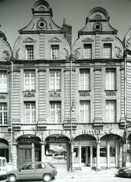 vue générale des façades sur la place