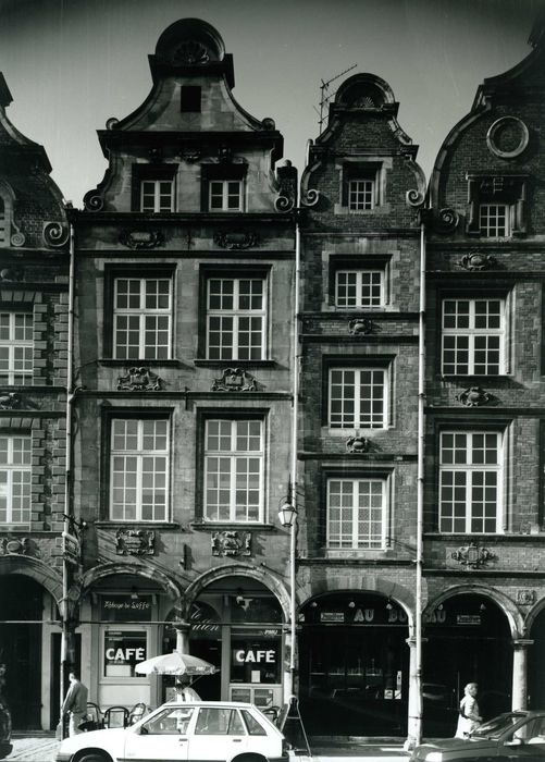 vue générale des façades sur la place