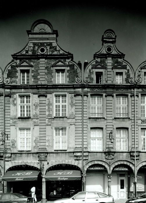 vue générale des façades sur la place