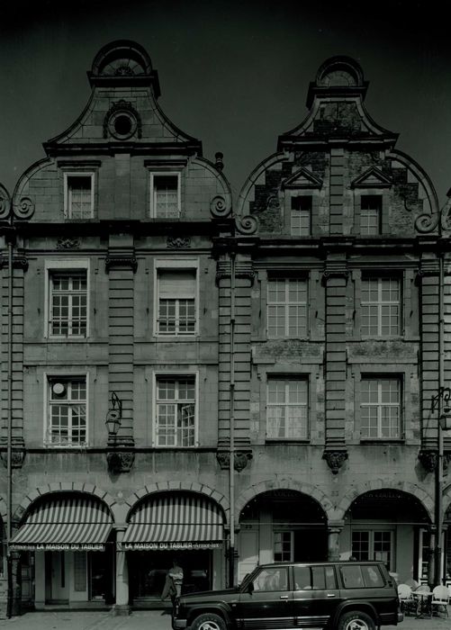 vue générale des façades sur la place