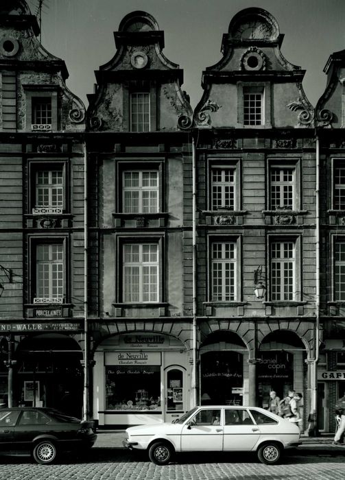 vue générale des façades sur la place